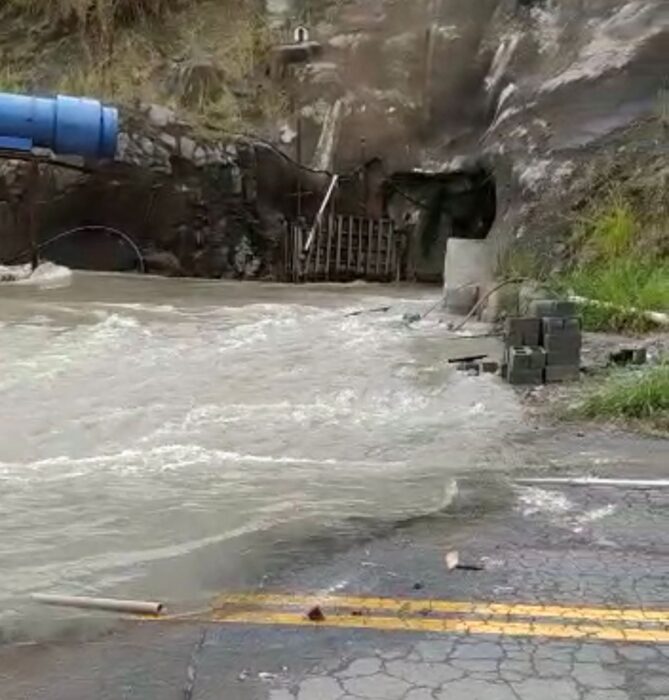 Motoristas se assustam após incidente em túnel alagar rodovia em Benedito Novo