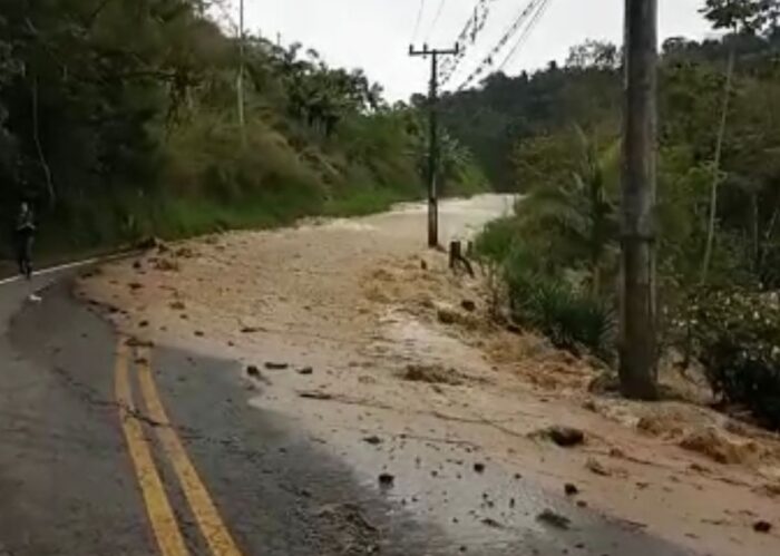 Motoristas se assustam após incidente em túnel alagar rodovia em Benedito Novo