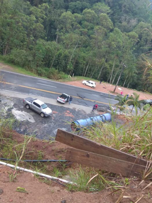 Motoristas se assustam após incidente em túnel alagar rodovia em Benedito Novo