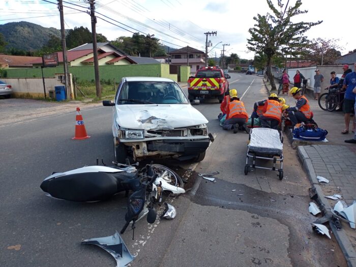 Motociclista tem graves ferimento após colisão em Indaial