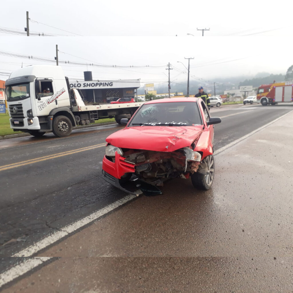 Veículo de passeio colide contra dois caminhões em Rio do Sul