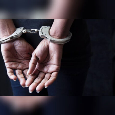 PM prende mulher após descoberta de mandado de prisão em Blumenau
