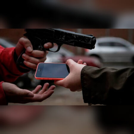 Jovem é vítima de roubo a mão armada em Blumenau
