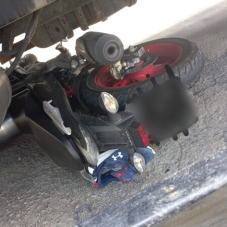 Moto para embaixo de caminhão após acidente em Rio do Sul