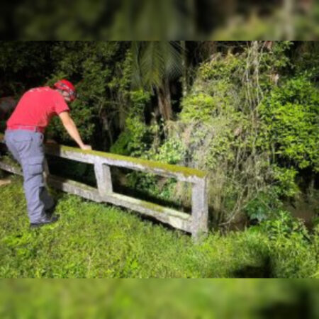 Homem é resgatado em beira de rio por bombeiros voluntários de Pomerode