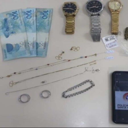 Joias roubadas em relojoaria de Timbó são encontradas durante abordagem em Blumenau