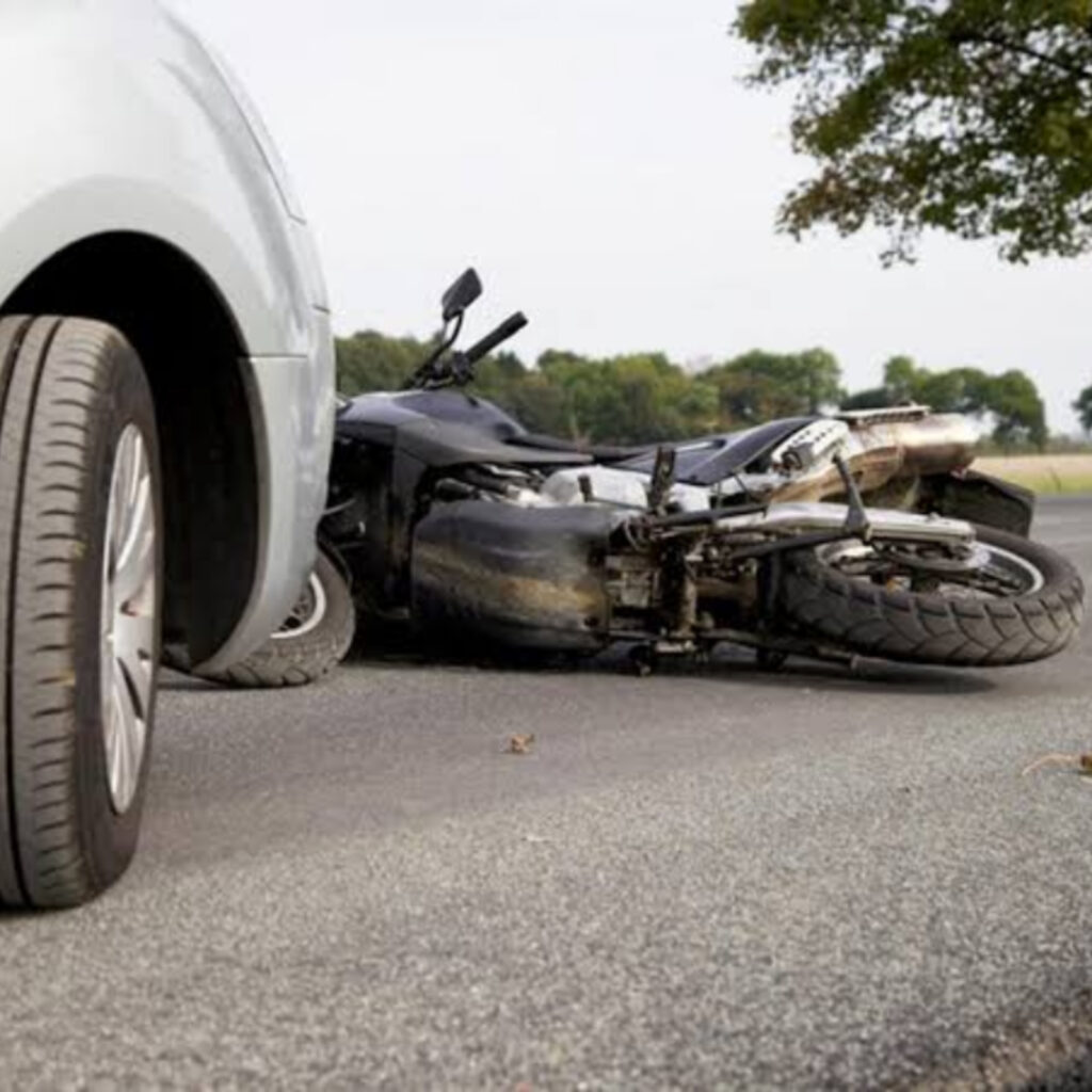 Colisão entre carro e moto deixa motociclista ferido em Blumenau