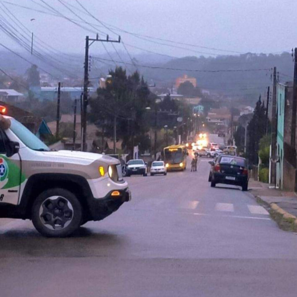 Homem sequestra ônibus e mantém passageiros e condutor sob ameaças em Rio Negrinho