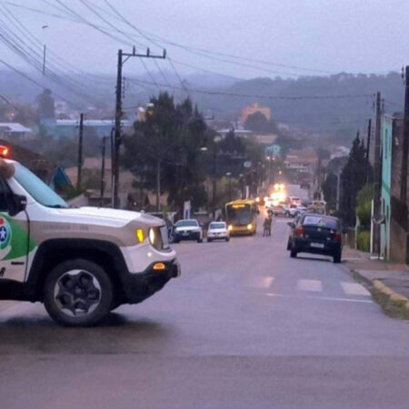 Homem sequestra ônibus e mantém passageiros e condutor sob ameaças em Rio Negrinho