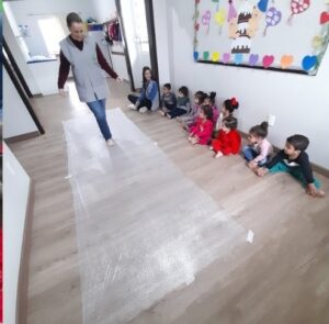 Crianças têm experiência de brincar com plástico bolha em escola de Rio dos Cedros