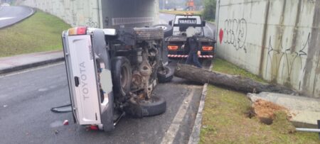 Motorista perde o controle de camionete e cai de viaduto em Blumenau