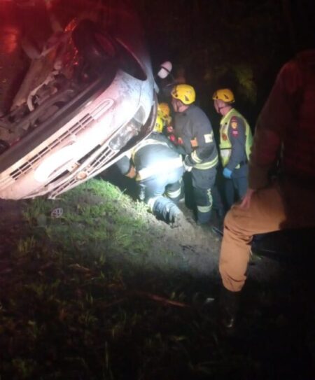 Homem capota carro e fica preso pelo pescoço em Ituporanga