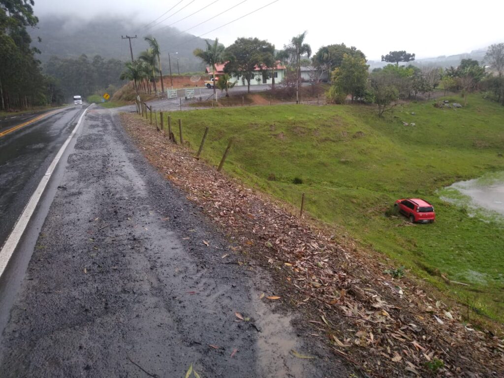 Motorista cai em ribanceira na Barragem Sul em Ituporanga