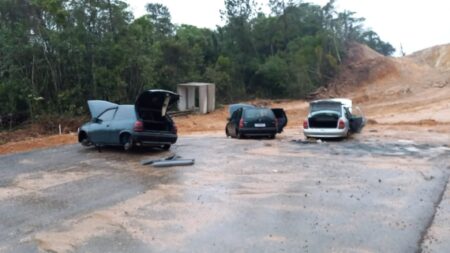 Três carros furtados são deixados em canteiro de obras em Navegantes