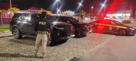 PRF recupera dois carros roubados em estacionamento de restaurante em SC