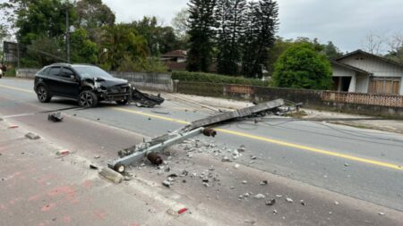 Após acidente poste cai sobre rua e interdita o trânsito em Timbó