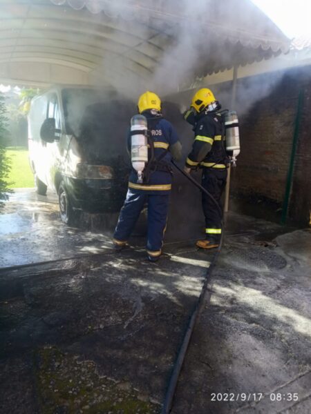 Carro tem princípio de incêndio em garagem de Rio do Sul