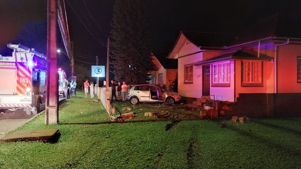 Motorista perde o controle do carro e invade propriedade em Blumenau