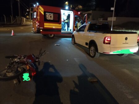 Motociclista fica ferido ao colidir com carro em Rio dos Cedros