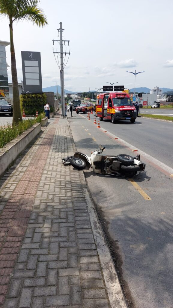 Motociclista fica ferido em acidente na Via Expressa em Blumenau