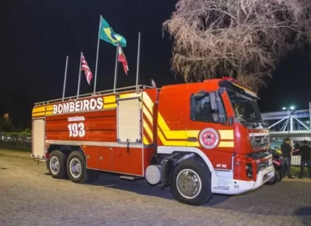 Saída de pista provoca lesões na pernas de motorista em Blumenau