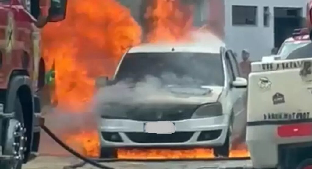 Carro é destruído após incêndio no bairro Benedito em Indaial