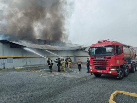 Incêndio atinge loja em Jaraguá do Sul