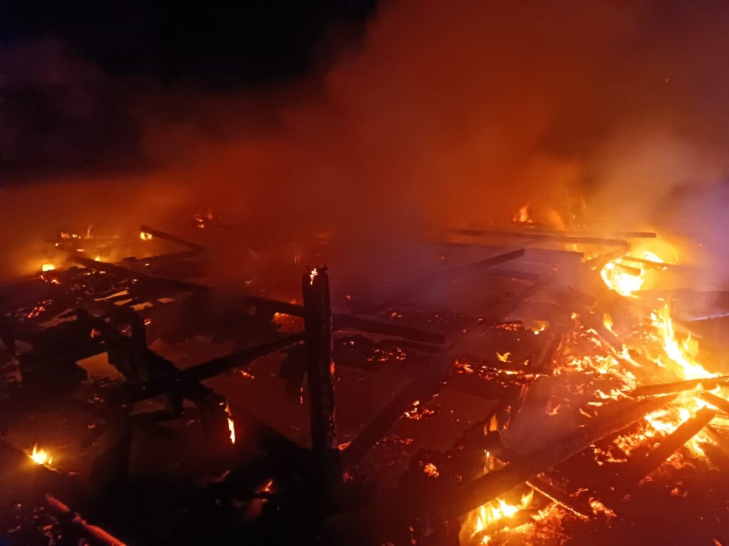 Bombeiros de Rio do Sul combatem incêndio em casa abandonada