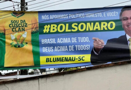 Justiça ordena retirada de outdoor em apoio a Bolsonaro em Blumenau