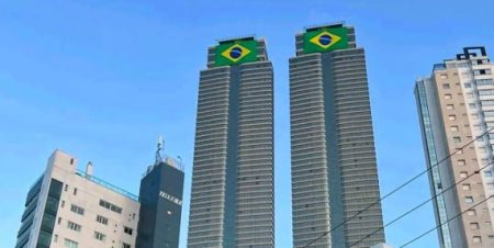 Prédio em que o jogador Neymar tem apartamento recebe bandeiras do Brasil em Balneário Camboriú