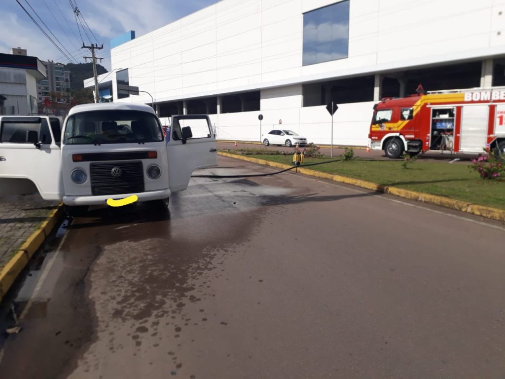 Kombi tem princípio de incêndio em Rio do Sul