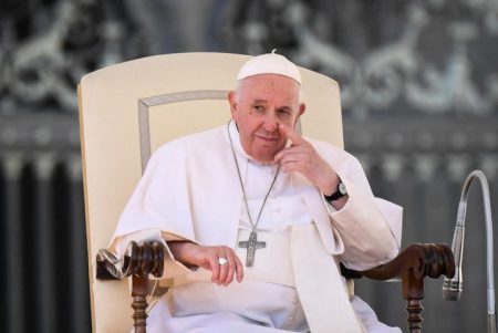 Papa Francisco pede por paz e combate à intolerância pelos brasileiros