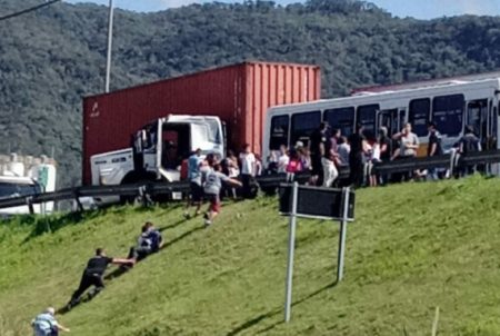 Caminhão bate em ônibus escolar com 42 alunos de Itapema na BR-101