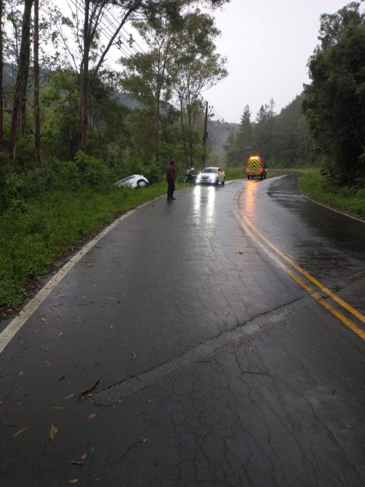 Saída de pista deixa mulher, criança e idoso feridos em SC