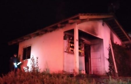 Morador sofre queimaduras de segundo grau após incêndio em residência em Pouso Redondo