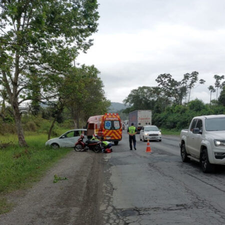 Colisão entre carro e moto deixa motociclista ferida em Blumenau