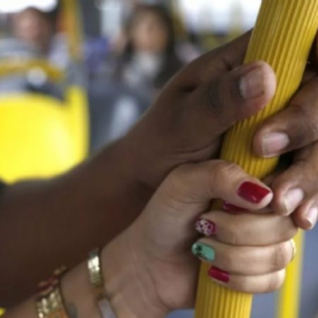 Homem é preso após ser pego se masturbando dentro de ônibus em SC