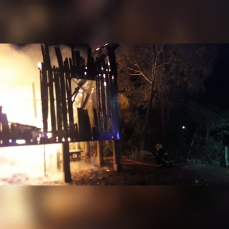 Um incêndio atingiu duas casas em Rio do Sul
