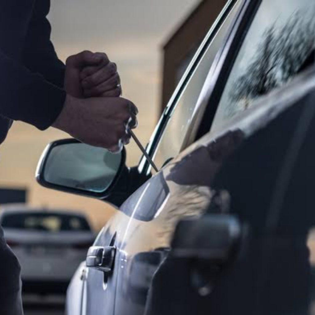 Veículo estacionado em Blumenau é alvo de furto