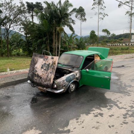 Bombeiros atendem ocorrência de incêndio em veículo de passeio em Rio dos Cedros