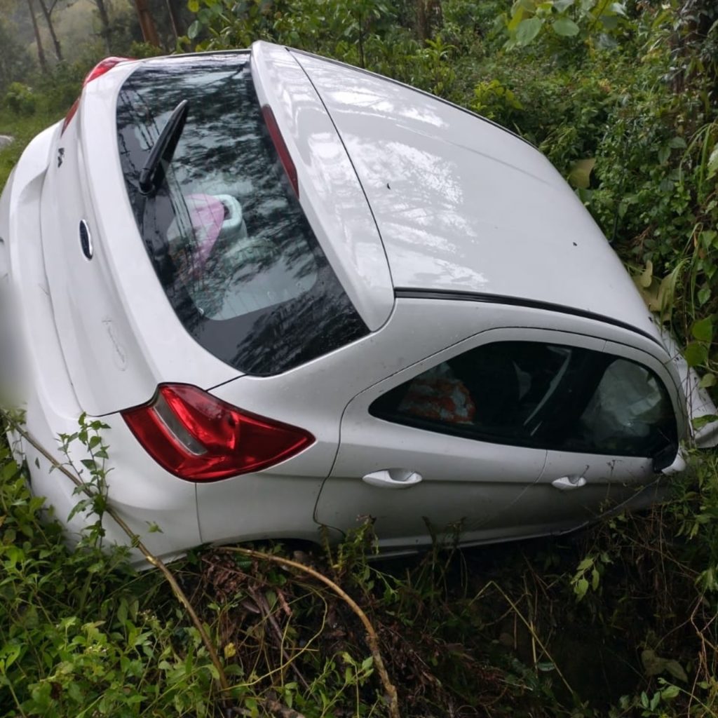 Saída de pista deixa mulher, criança e idoso feridos em SC