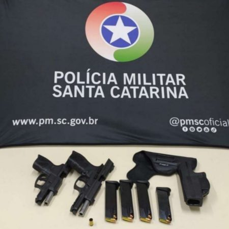 PM encontra armas e munições após denúncia de disparo em Blumenau