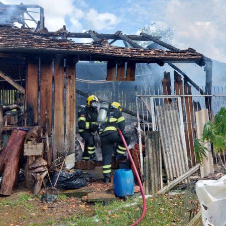 Idosa fica com queimaduras após rancho pegar fogo em Blumenau