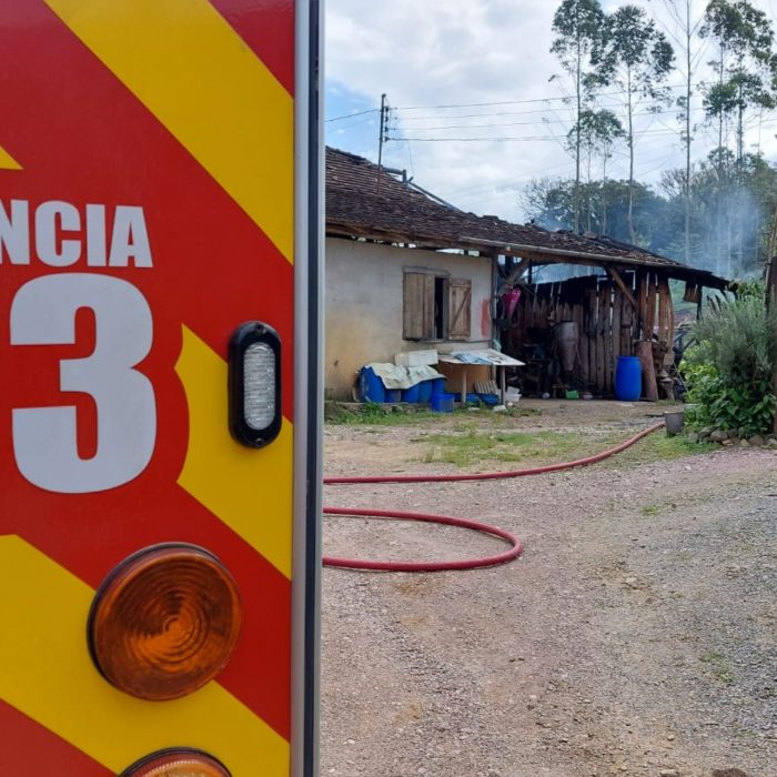Idosa fica com queimaduras após rancho pegar fogo em Blumenau 