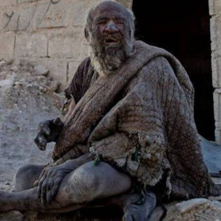Morre aos 94 anos no Irã o homem considerado o mais sujo do mundo