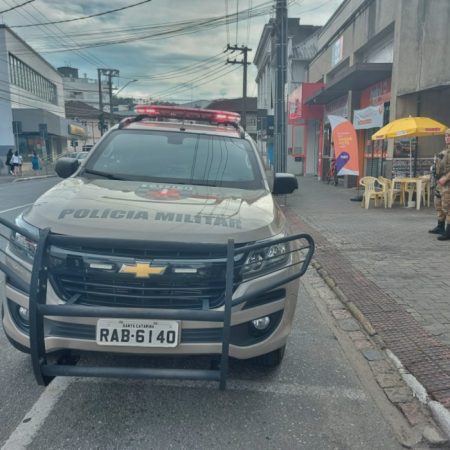 Homem foge a pé após tentar matar a tiros vendedor de Trimania em Jaraguá do Sul