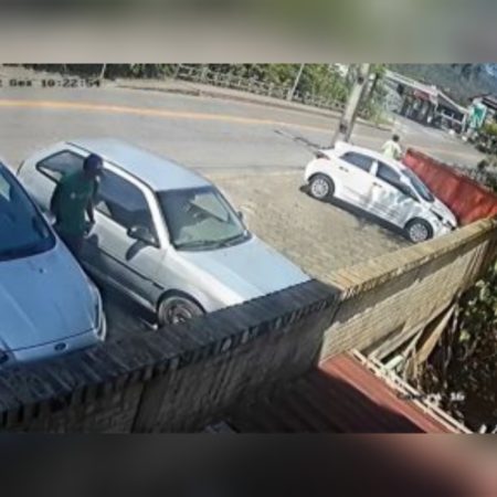 Veículo tem pertences furtados no centro de Pomerode