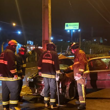 Condutor foge após colidir contra poste em Ascurra
