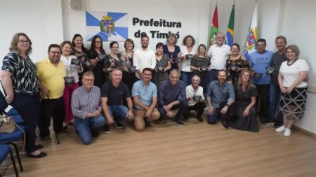 Servidores aposentados da Prefeitura de Timbó são homenageados com a medalha Horácio Cristofolini