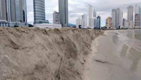 Erosão gigante surge na Praia Central de Balneário Camboriú